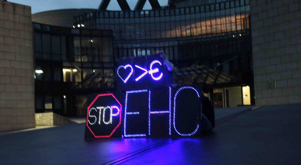 „Stop EHC“ Leuchtschrift vor dem Landtag in Düsseldorf